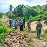TNI–Rakyat Bersinergi Bangun Jembatan Gantung Penghubung Dua Kecamatan di Sukabumi