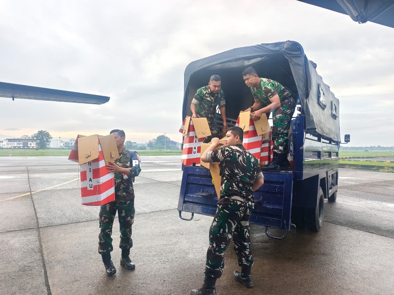 Dengan Metode Airdrop, TNI Kembali Suplai Logistik ke Wilayah Terisolasi Aceh Tamiang