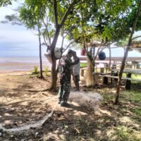 Beri Motifasi, Babinsa Saloloang Komsos Dengan Nelayan di Wilayah Binaan