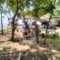 Beri Motifasi, Babinsa Saloloang Komsos Dengan Nelayan di Wilayah Binaan