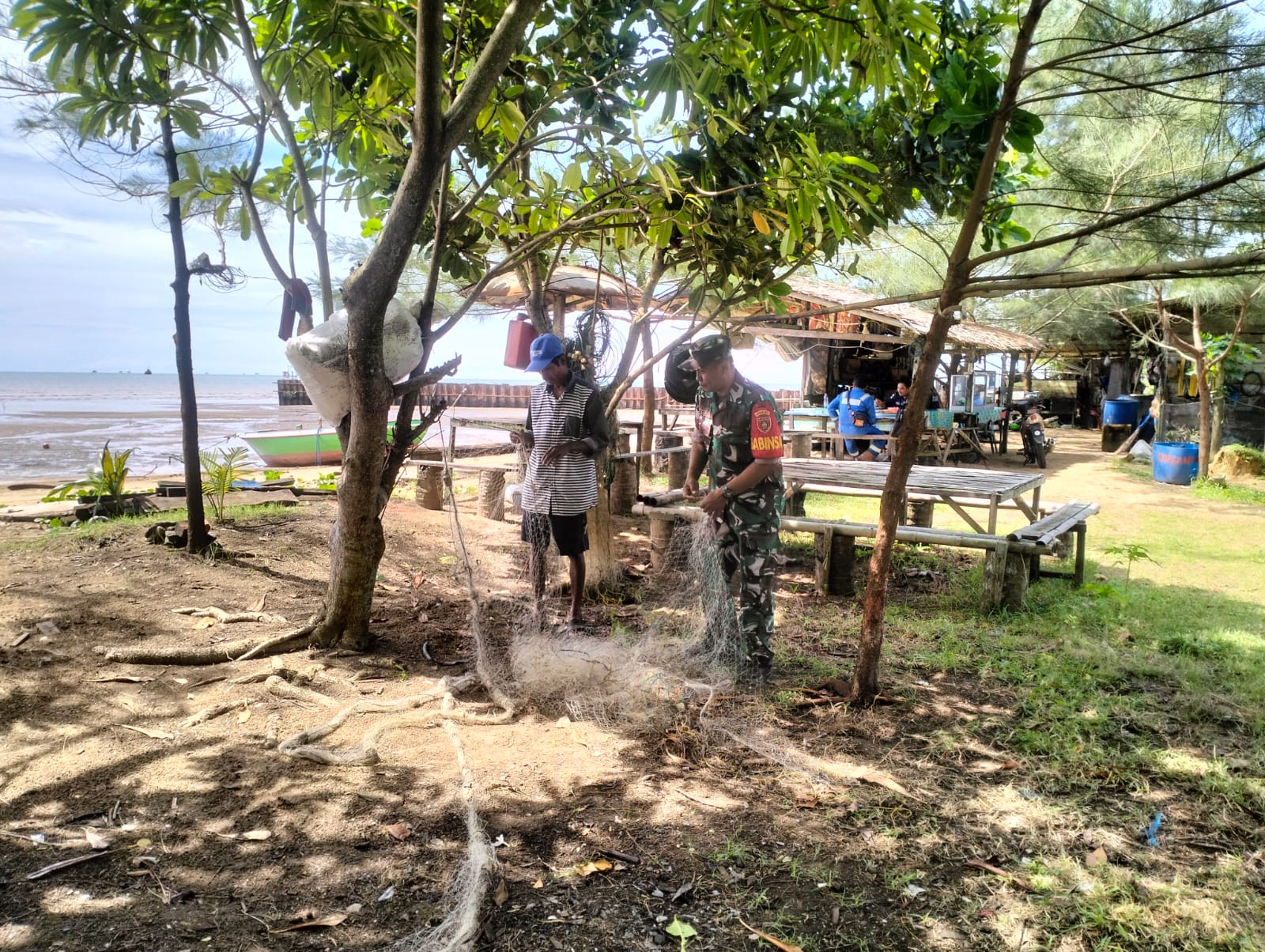 Beri Motifasi, Babinsa Saloloang Komsos Dengan Nelayan di Wilayah Binaan