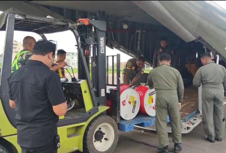 TNI Kerahkan Dukungan Udara, BBM Didistribusikan untuk Percepatan Penanganan Bencana Sibolga–Tapteng TNI Kerahkan Dukungan Udara, BBM Didistribusikan untuk Percepatan Penanganan Bencana Sibolga–Tapteng