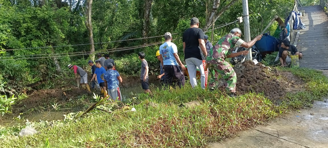 Antisipasi Banjir ROB,Babinsa Nenang Bersama Warga Laksanakan Gotong Royong