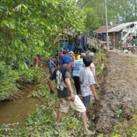 Antisipasi Banjir ROB,Babinsa Nenang Bersama Warga Laksanakan Gotong Royong