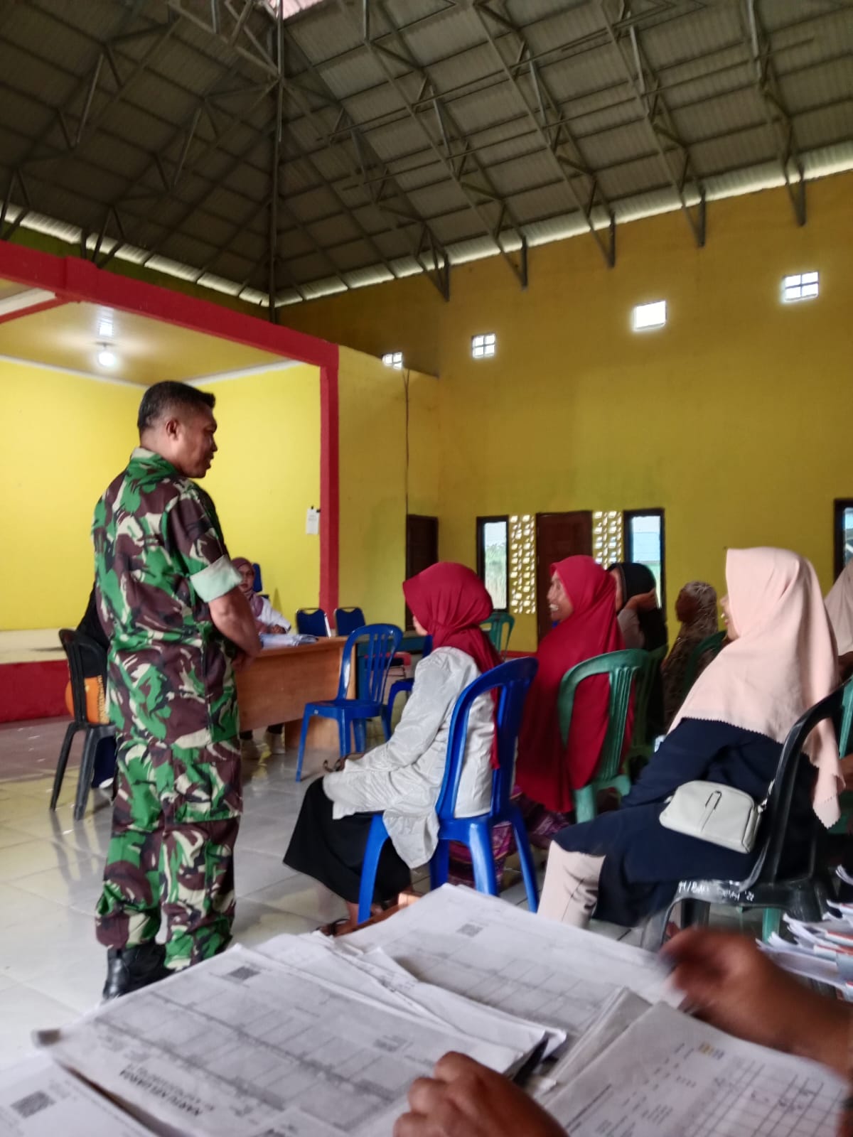 Babinsa Sriraharja Kawal Pengobatan Gratis Lansia Oleh Posyandu