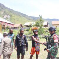 Prajurit Kodim 1714/PJ Bersama Polri Gelar Patroli, Pastikan Keamanan Jelang Perayaan Natal di Puncak Jaya