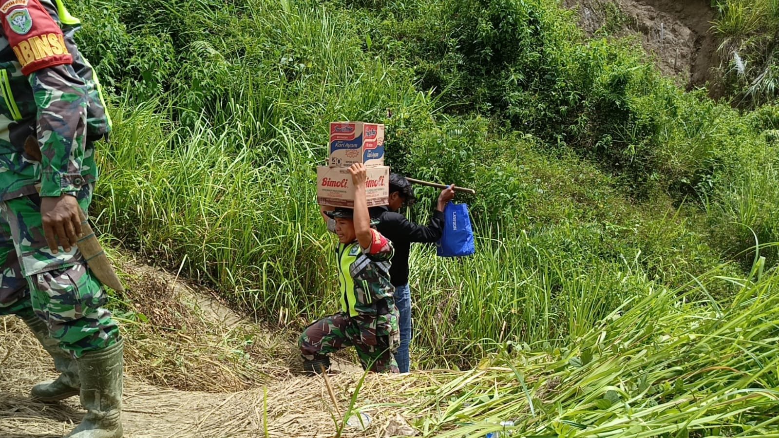 Terisolir, Personel Kodim Aceh Tenggara Jalan Kaki Antar Bantuan ke Ketambe