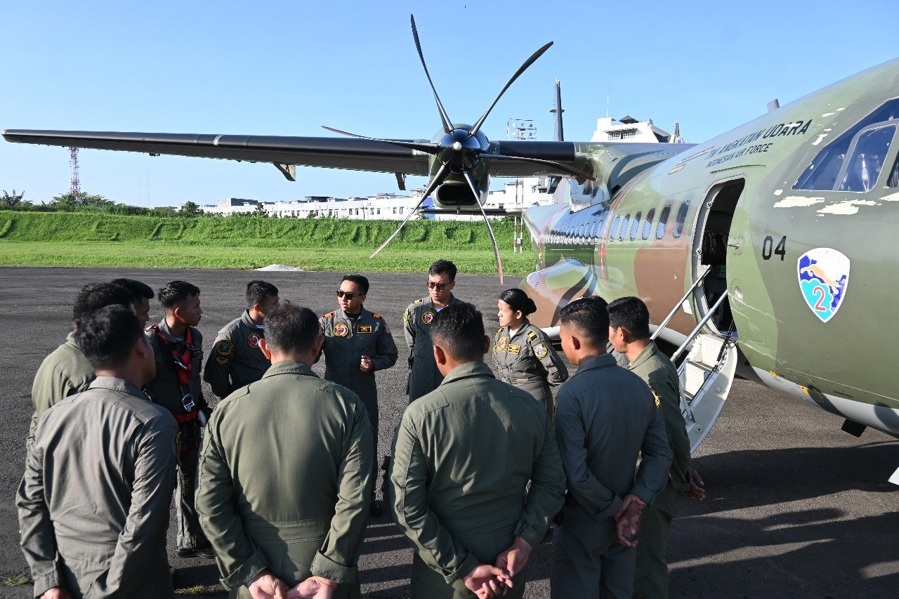 TNI Dropping Logistik dengan Metode Airdrop di Gayo Lues