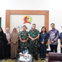 TNI Serahkan Santunan untuk Keluarga Prajurit Gugur dalam Misi Evakuasi Banjir Bandang