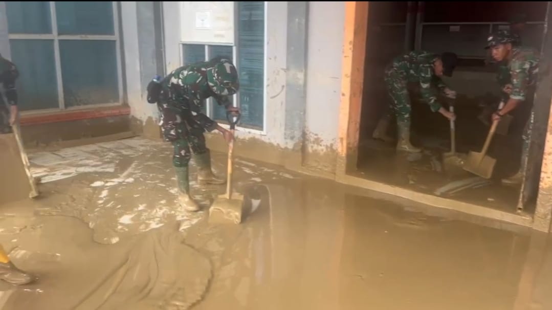 TNI Kerahkan Personel untuk Pulihkan Layanan Publik di Kantor Dukcapil Aceh Tamiang TNI Kerahkan Personel untuk Pulihkan Layanan Publik di Kantor Dukcapil Aceh Tamiang