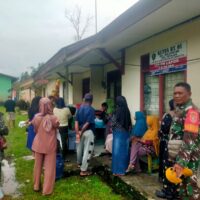 Babinsa Buluminung Pendampingan Pembagian Sembako Oleh Kelurahan