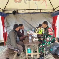 Babinsa Komsos dengan Warga dan Pantau Wilayah Binaan Di Kelurahan Riko