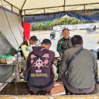 Babinsa Komsos dengan Warga dan Pantau Wilayah Binaan Di Kelurahan Riko