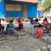 Babinsa Pos-Ramil 1714-07/Fawi Bangun Kedekatan Dengan Masyarakat Binaanya Lewat Komsos