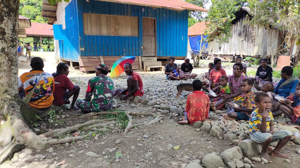 Babinsa Pos-Ramil 1714-07/Fawi Bangun Kedekatan Dengan Masyarakat Binaanya Lewat Komsos Babinsa Pos-Ramil 1714-07/Fawi Bangun Kedekatan Dengan Masyarakat Binaanya Lewat Komsos