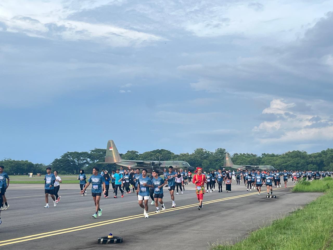 Ribuan Pelari Meriahkan Lanud Sultan Hasanuddin Air Force Run 2025 Ribuan Pelari Meriahkan Lanud Sultan Hasanuddin Air Force Run 2025
