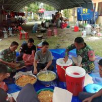 TNI Operasikan Dapur Lapangan di Langkat untuk Bantu Warga Terdampak Banjir