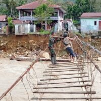 TNI Bersama Warga Perbaiki Jembatan untuk Buka Akses Antar Desa di Aceh Tenggara