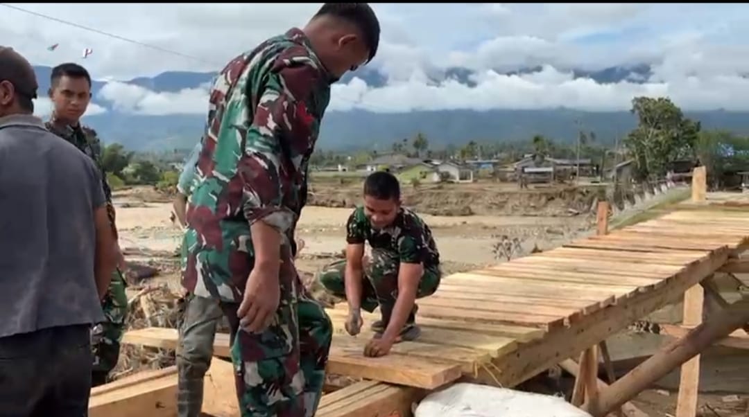 TNI dan Warga Gotong Royong Bangun Jembatan Darurat di Gayo Lues