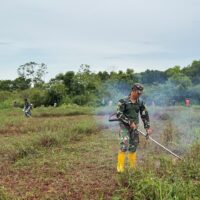 Babinsa Sesumpu Ajak Warga Bergotong Royong Area Makam