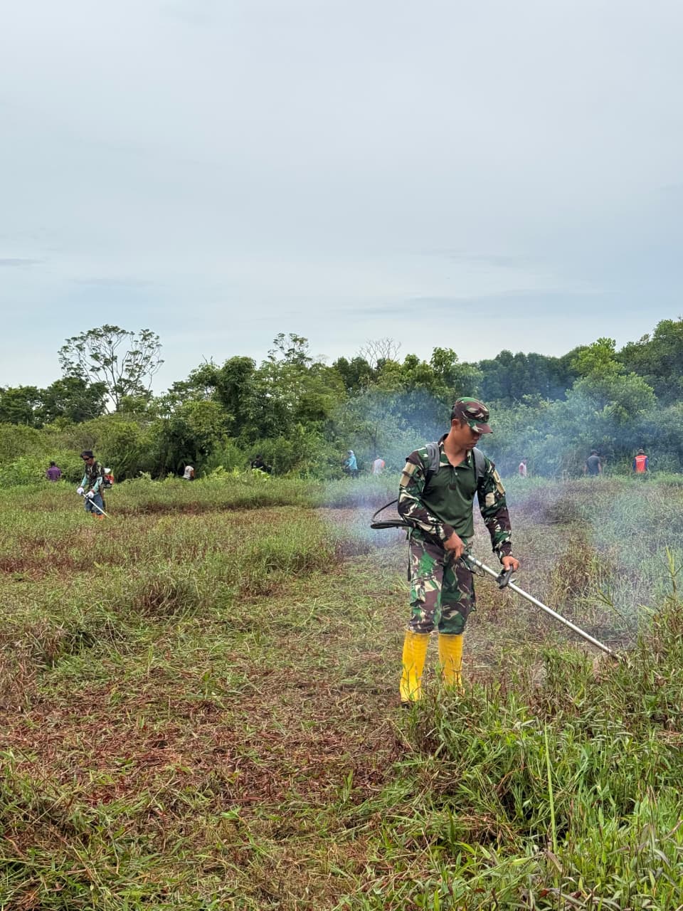 Babinsa Sesumpu Ajak Warga Bergotong Royong Area Makam