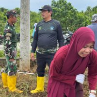 Babinsa Sesumpu Ajak Warga Bergotong Royong Area Makam