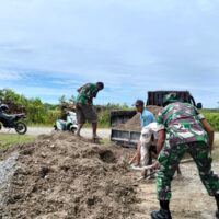 Lancarkan Aktivitas Warga,Babinsa Kampung Baru Bersama Warga Kerja Bhakti Timbun Jalan Berlobang