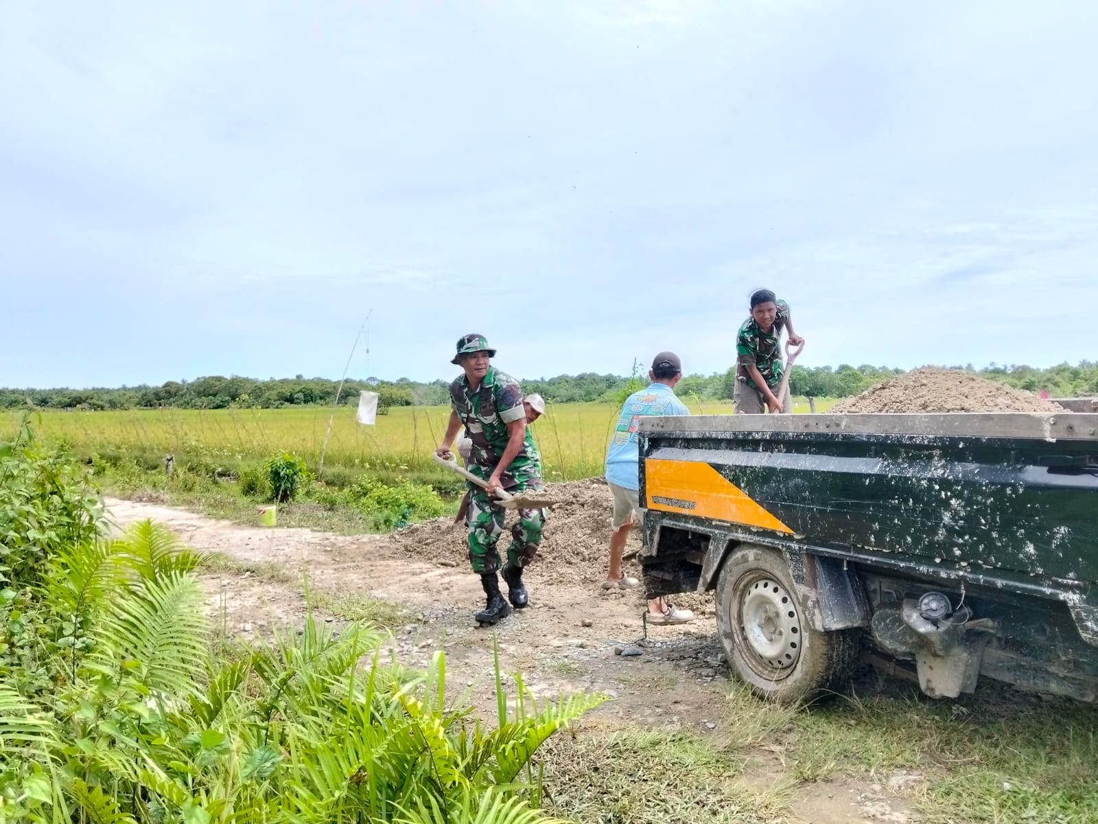 Lancarkan Aktivitas Warga,Babinsa Kampung Baru Bersama Warga Kerja Bhakti Timbun Jalan Berlobang