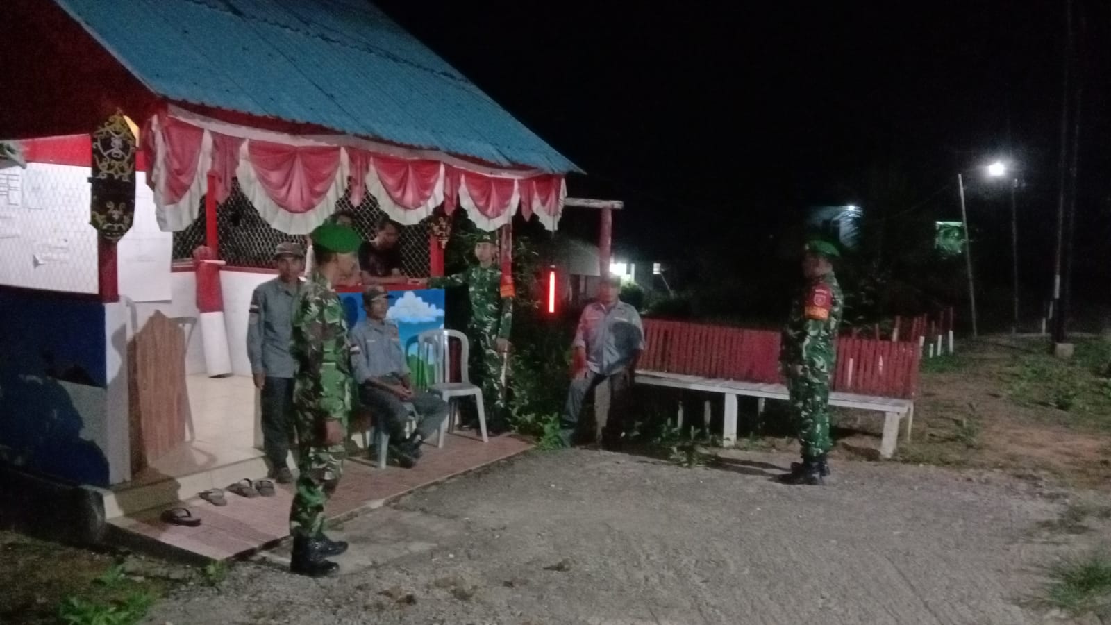 Dorong Partisipasi Warga Jaga Keamanan Lingkungan, Babinsa Koramil 04/Sepaku Aktif Kontrol Pos Ronda Malam