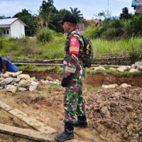 Dukung Penguatan Ekonomi Warga,Babinsa Kel. Sepan Pantau Pembangunan Koperasi Merah Putih