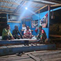 Babinsa Sidorejo Aktif Patroli Wilayah Dan Komsos di Pos Kamling