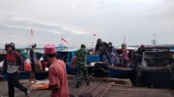 Ringankan Beban Warga, Babinsa Koramil Penajam Bantu Masyarakat Naik Turun Klotok