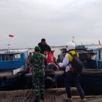 Ringankan Beban Warga, Babinsa Koramil Penajam Bantu Masyarakat Naik Turun Klotok