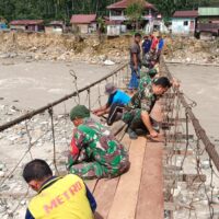 Prajurit TNI Bersama Warga Perbaiki Jembatan Gantung di Aceh Tenggara