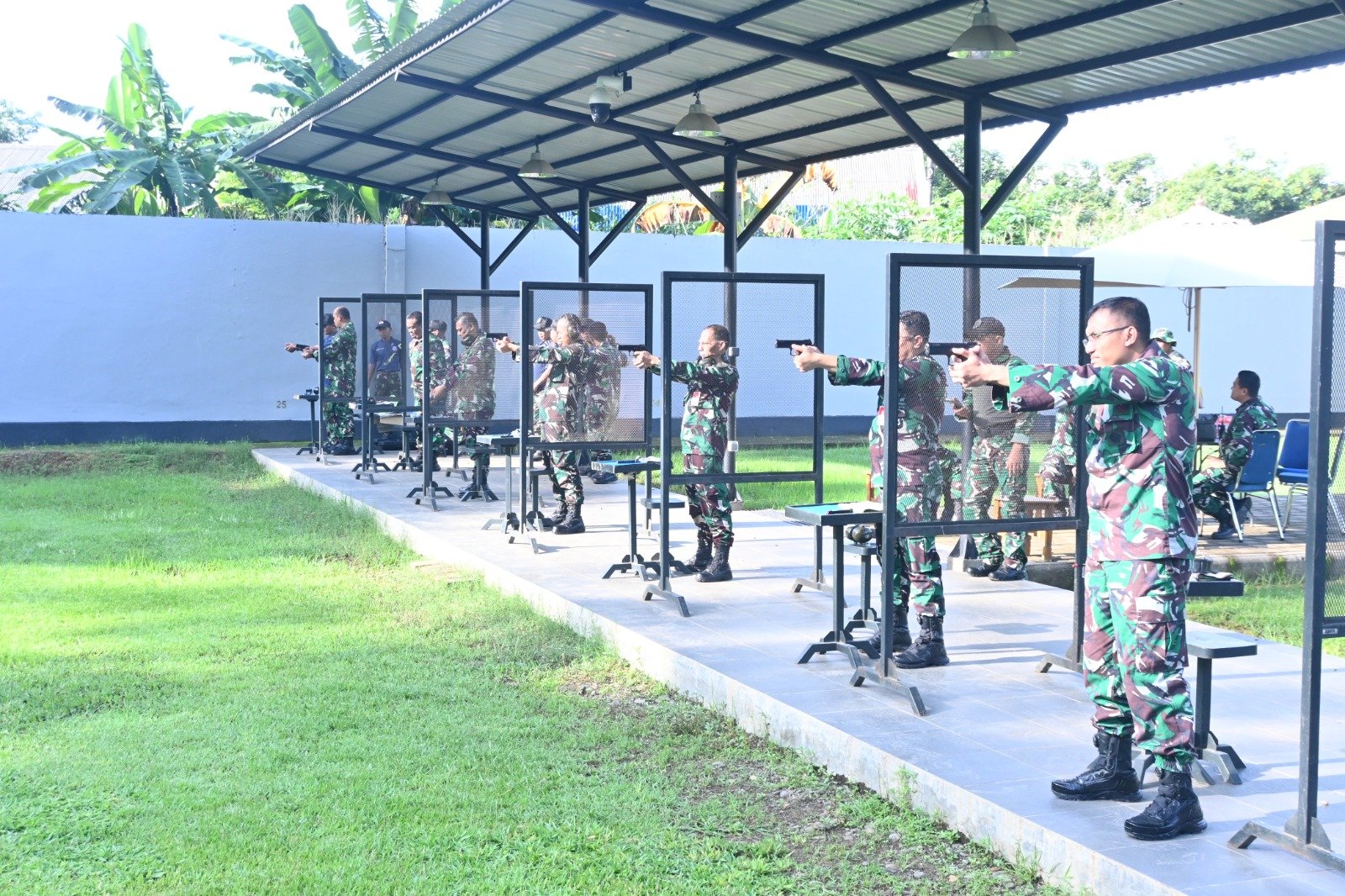 Pelihara Kemampuan Dasar Prajurit, Perwira Lanud Sultan Hasanuddin Laksanakan Latihan Menembak
