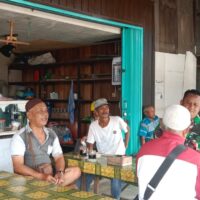 Warung Kopi Jadi Tempat Favorit, Babinsa Lakukan Komsos Bersama Warga