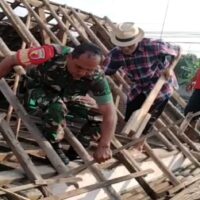 Babinsa Bendogrit Bantu Perbaikan Atap Rumah Warga Ibu Djumiati