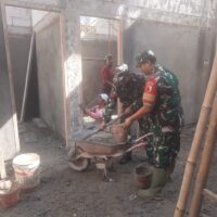 Wujud Kemanunggalan TNI–Rakyat, Babinsa Pakunden Bantu Renovasi Rumah Bapak Agus