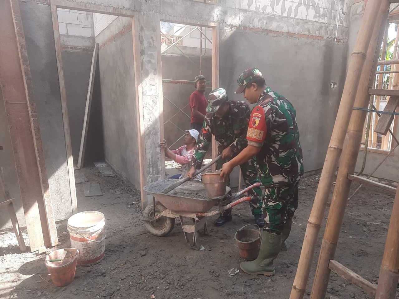 Wujud Kemanunggalan TNI–Rakyat, Babinsa Pakunden Bantu Renovasi Rumah Bapak Agus Wujud Kemanunggalan TNI–Rakyat, Babinsa Pakunden Bantu Renovasi Rumah Bapak Agus