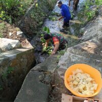 Cegah Banjir Musim Hujan, Babinsa Ngaringan Gotong Royong Bersihkan Gorong-Gorong