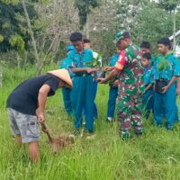 Babinsa Ngeni Bersama Siswa SMPN 2 Wonotirto Tanam Bibit Trembesi Mendukung Program Bersatu Dengan Alam