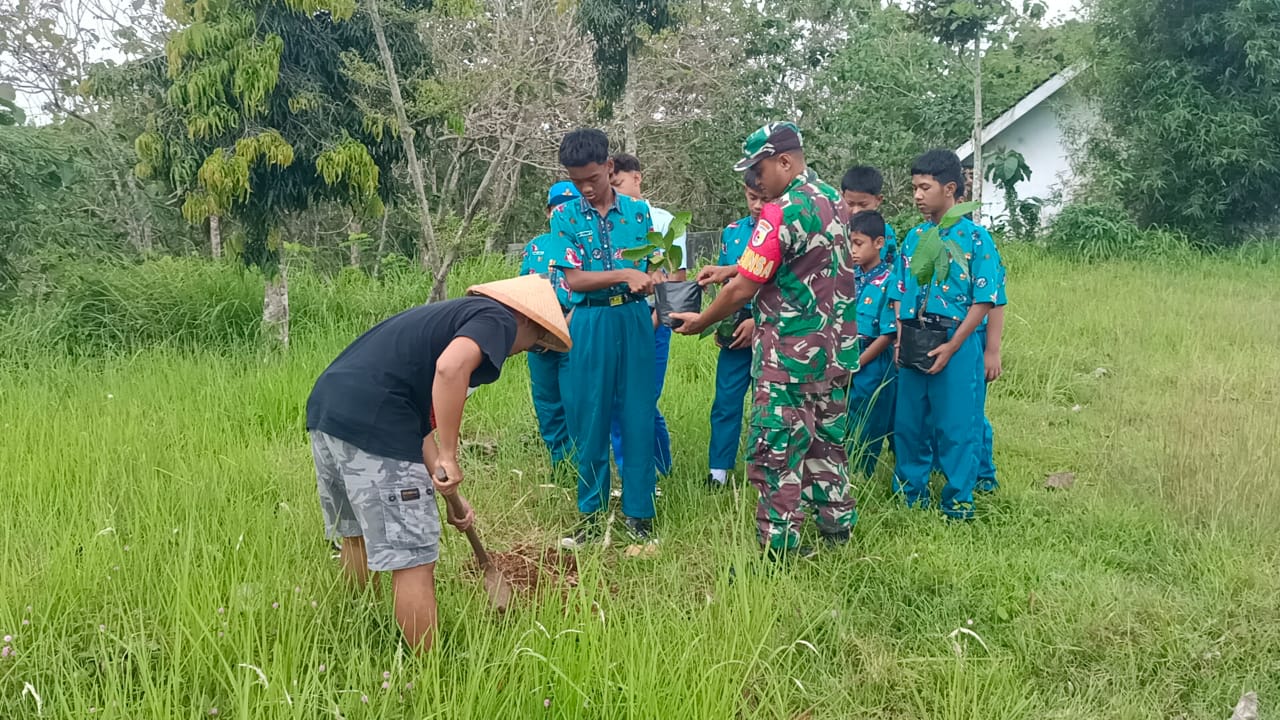 Babinsa Ngeni Bersama Siswa SMPN 2 Wonotirto Tanam Bibit Trembesi Mendukung Program Bersatu Dengan Alam