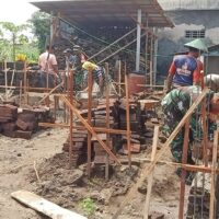 Wujud Manunggal Dengan Rakyat, Babinsa Desa Pikatan Bantu Bangun Rumah Warga Binaannya