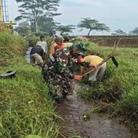 Optimalkan Pasokan Air Sawah, Babinsa Turun Tangan Bersihkan Saluran Irigasi