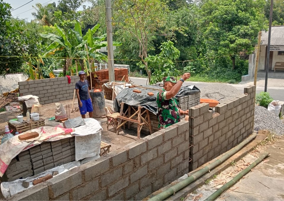 Wujud Kemanunggalan, Babinsa Bence Gotong Royong Bangun RTLH Kediaman Bapak Samiri Wujud Kemanunggalan, Babinsa Bence Gotong Royong Bangun RTLH Kediaman Bapak Samiri