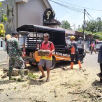 Babinsa Karangtengah, Sigap Bantu Evakuasi Rumah Warga Tertimpa Pohon Tumbang Akibat Angin Kencang