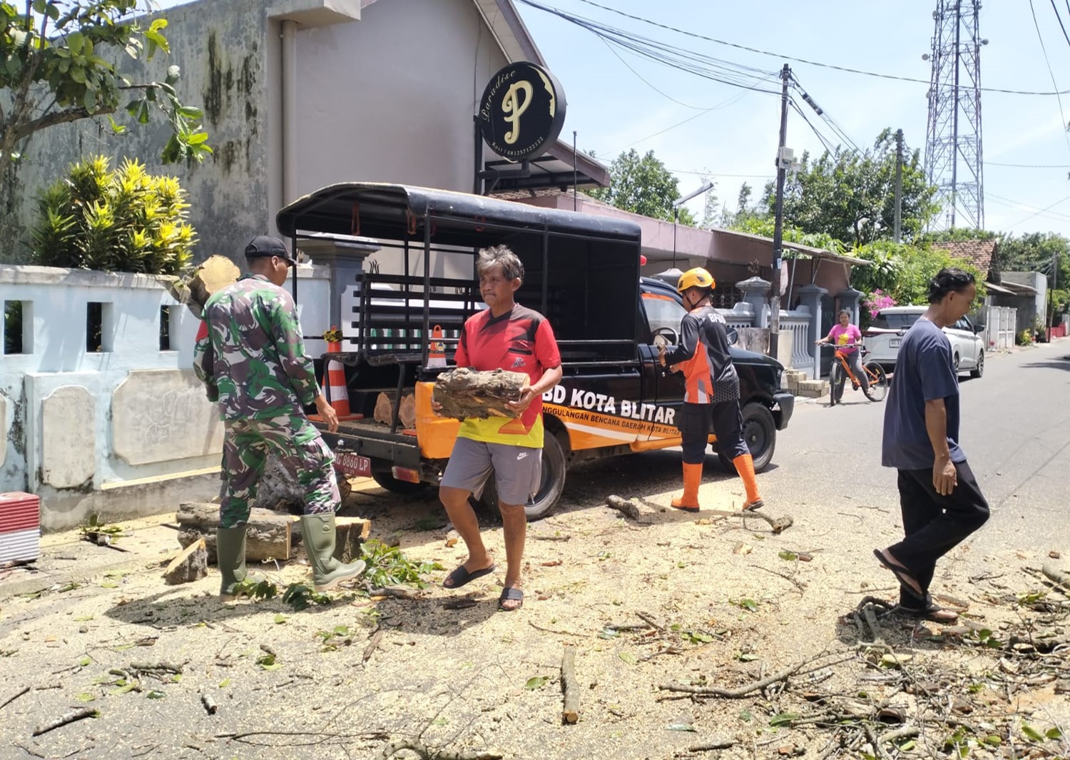 Babinsa Karangtengah, Sigap Bantu Evakuasi Rumah Warga Tertimpa Pohon Tumbang Akibat Angin Kencang