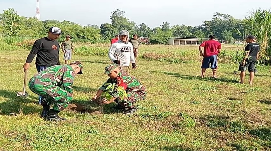 Peduli Lingkungan Sertu M. Ayub Bersama Warga Tlumpu Laksanakan Penghijauan Tanam Pohon Akasia Peduli Lingkungan Sertu M. Ayub Bersama Warga Tlumpu Laksanakan Penghijauan Tanam Pohon Akasia