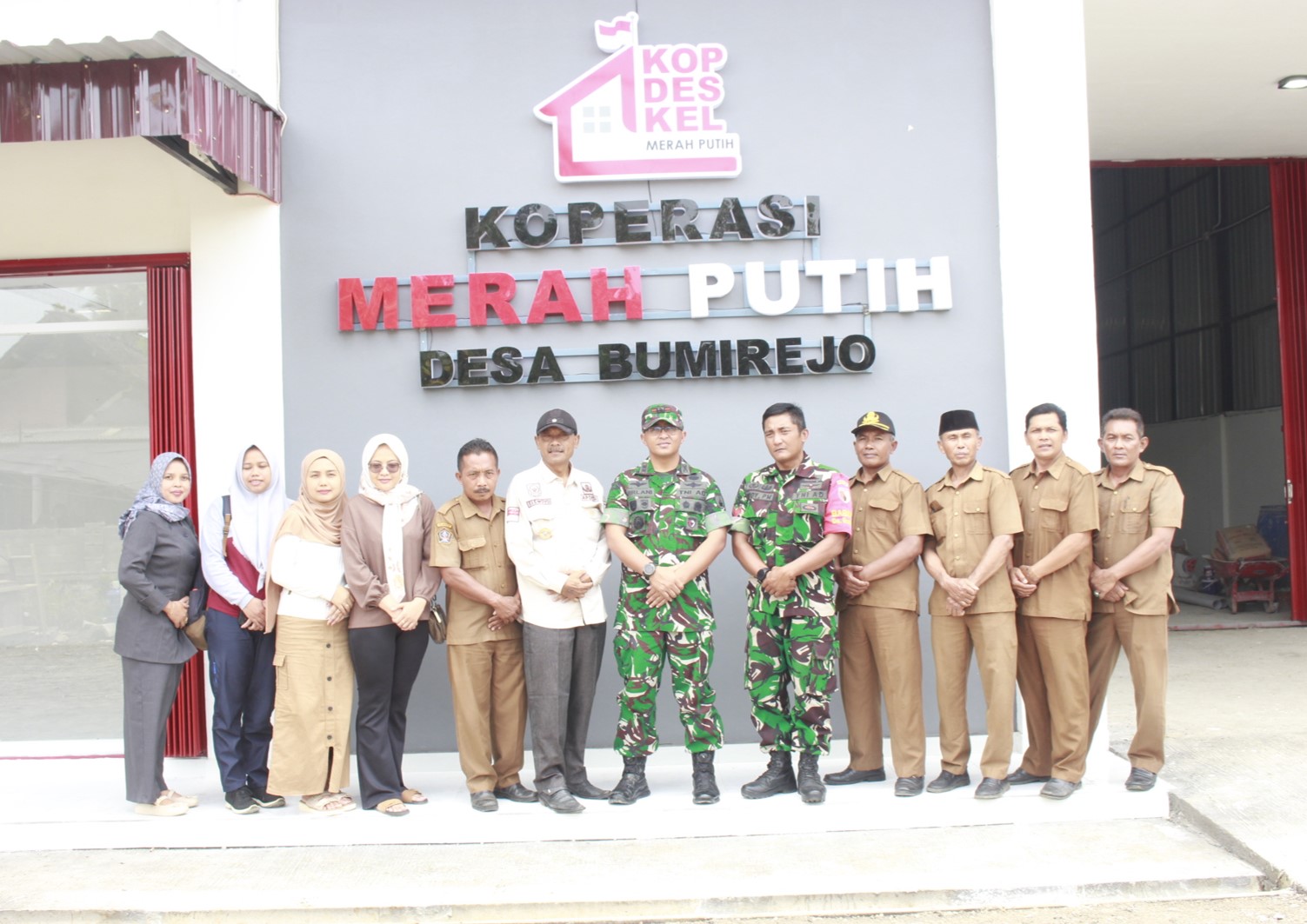 Warga Desa Bumirejo Senang Dengan Pembangunan KDKMP Kodim 0808/Blitar Warga Desa Bumirejo Senang Dengan Pembangunan KDKMP Kodim 0808/Blitar