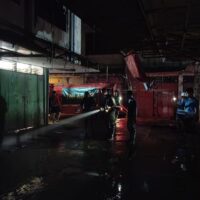 Hingga Larut Malam, Prajurit TNI Lanjutkan Pembersihan Pasar Aceh Tamiang